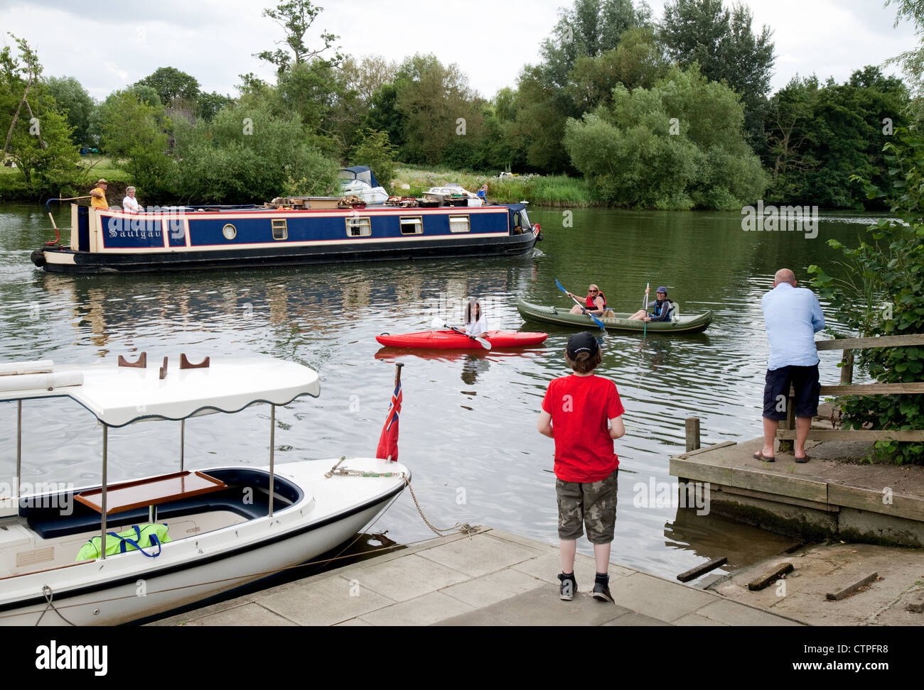 Persone cachondeo su barche sul Fiume Tamigi a Wallingford Oxfordshire UK Foto Stock