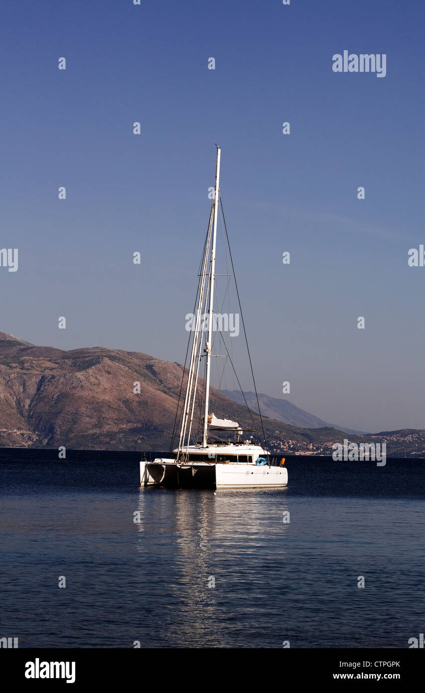 Catamarano ormeggiato di imbarcadero isola di Lokrum Dubrovnik Dalmazia Croazia Foto Stock