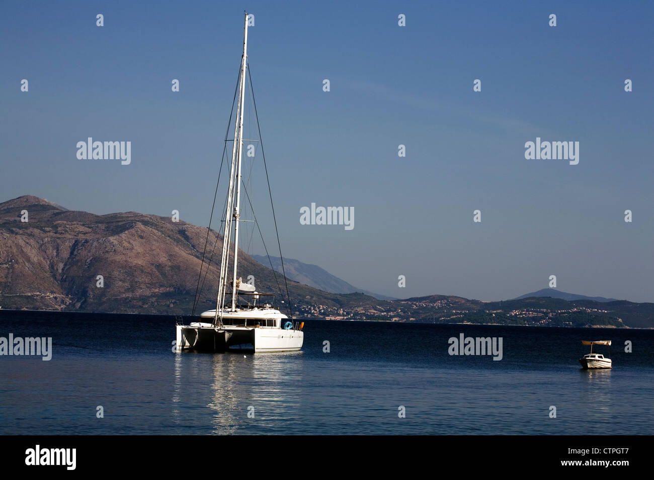 Catamarano ormeggiato di imbarcadero isola di Lokrum Dubrovnik Dalmazia Croazia Foto Stock
