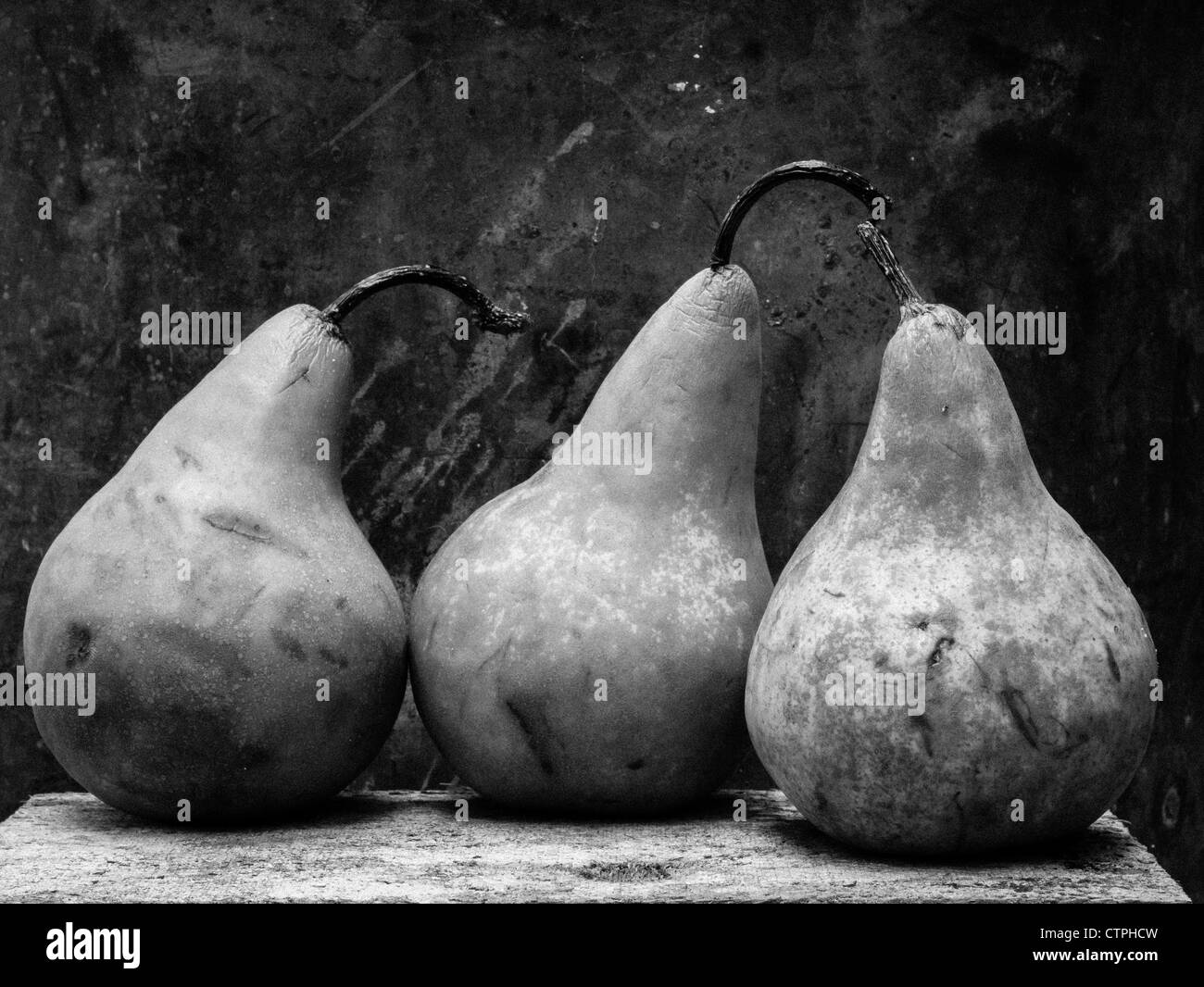 Arte ancora la vita di tre pera frutto in bianco e nero Foto Stock