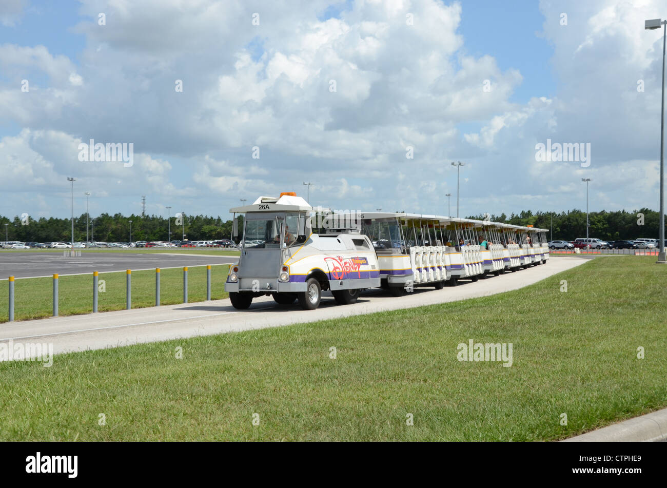 Disney Tram la manutenzione del parco auto zone a Disney Florida. La fermata del tram raccoglie e restituisce il cliente da e verso le aree di parcheggio Foto Stock