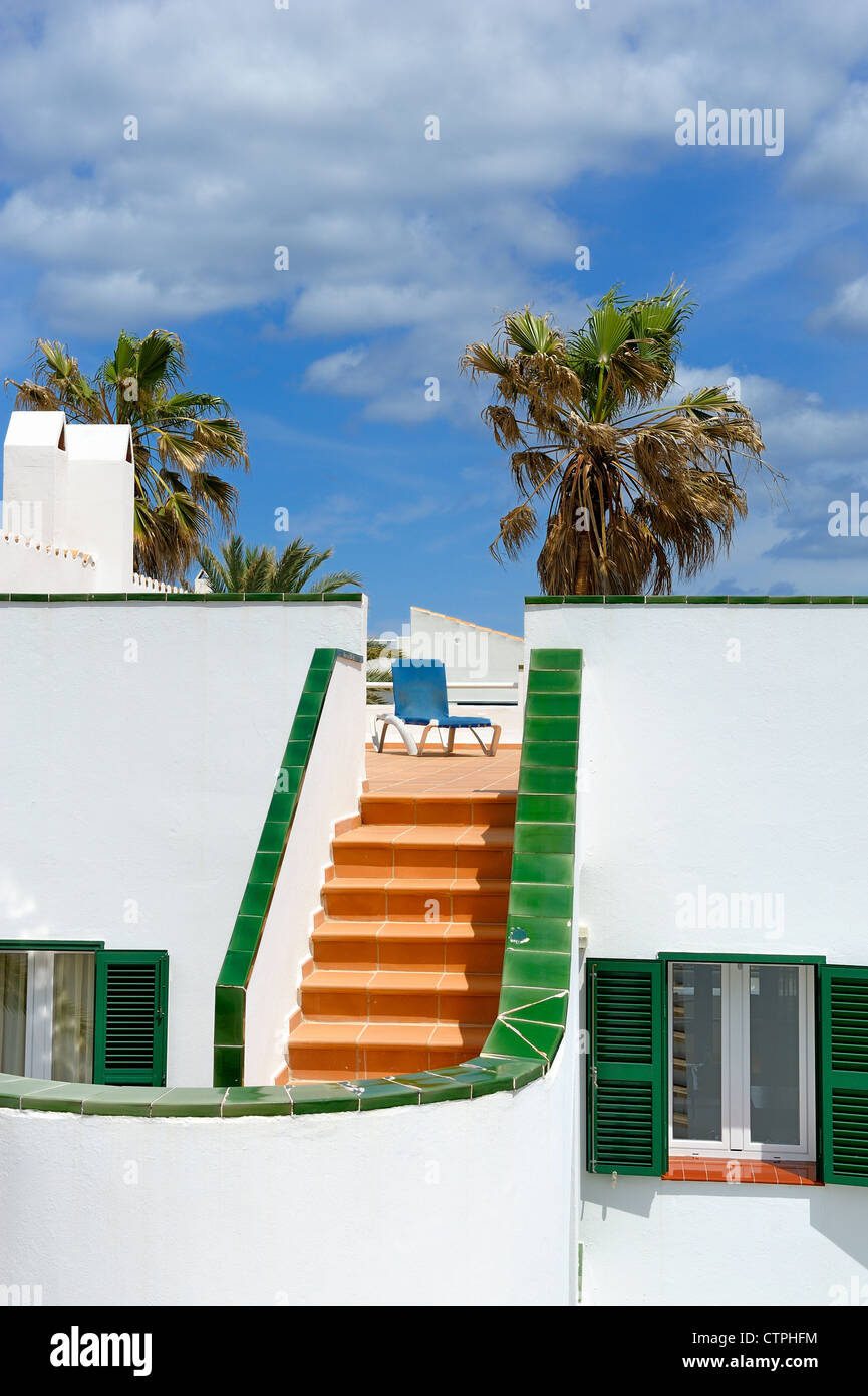 Un blu lettino solare sul tetto di una villa in menorca Spagna Foto Stock