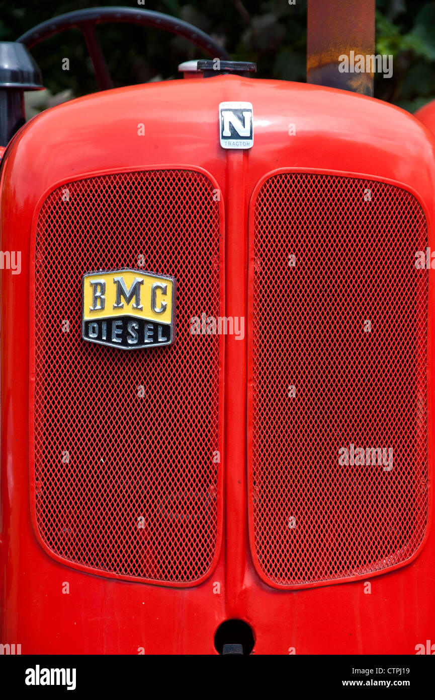 La griglia del radiatore di un vintage BMC trattore diesel, verniciato di colore rosso brillante Foto Stock