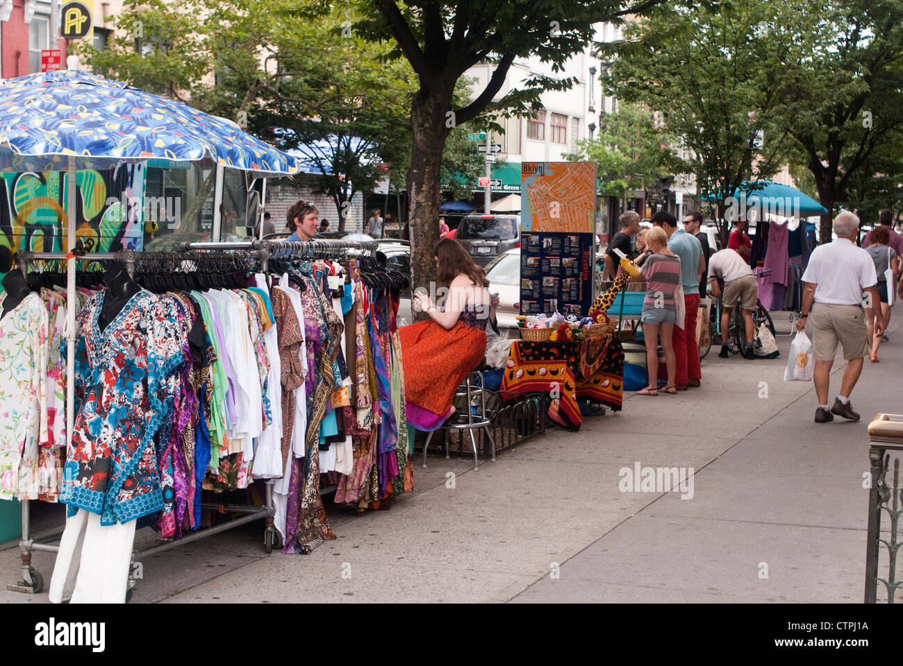 Fornitori di corte sulla strada di ciottoli Hill quartiere di Brooklyn a New York domenica 29 luglio, 2012. (© Richard B. Levine) Foto Stock