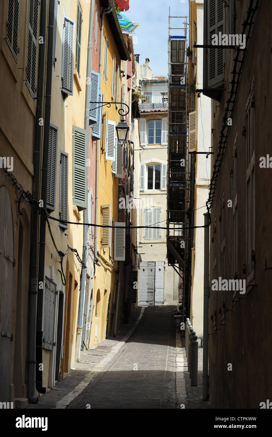 Street view in 'Le Panier', una delle zona più antica di Marsiglia, Francia Foto Stock