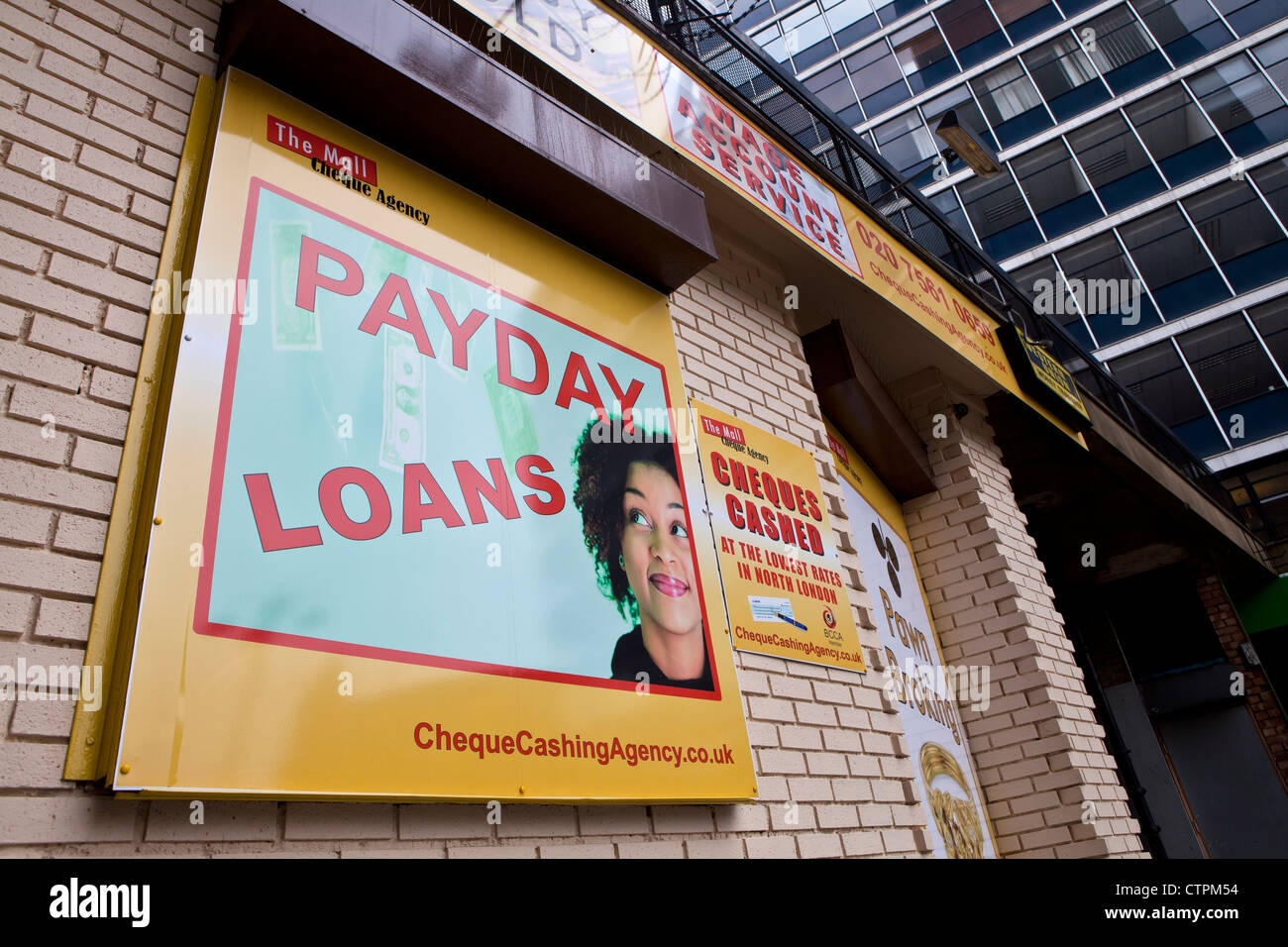 Payday Loan Company, il centro commerciale agenzia di controllo, arcata Londra Foto Stock