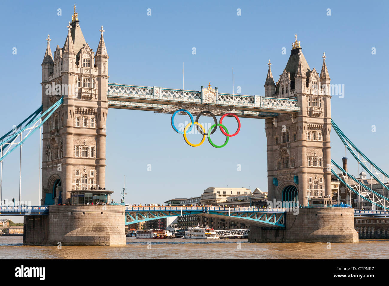 Il Tower Bridge, con gli anelli olimpici per celebrare il 2012 Giochi Olimpici di Londra, Inghilterra Foto Stock