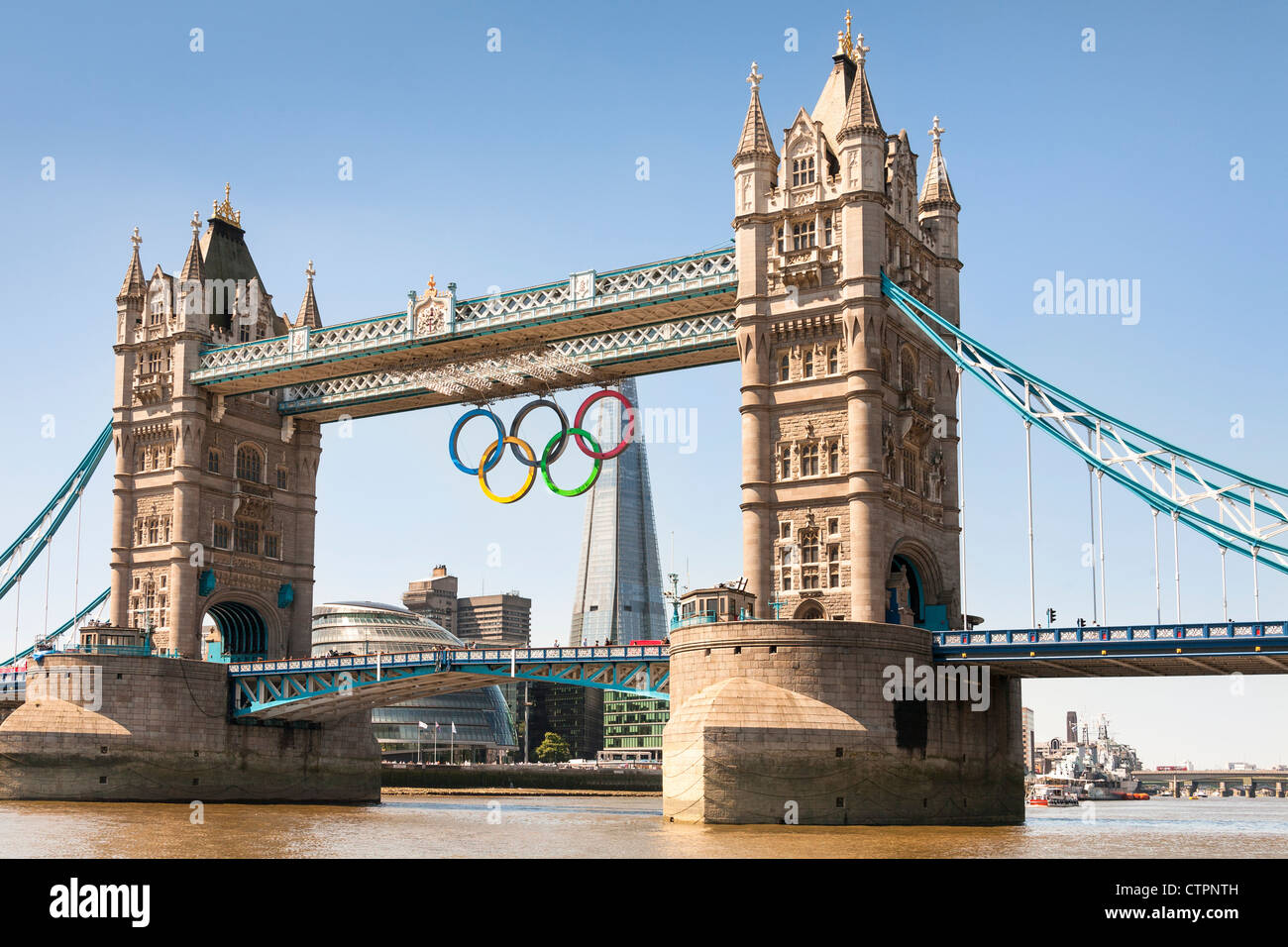 Il Tower Bridge, con gli anelli olimpici per celebrare il 2012 Giochi Olimpici di Londra, Inghilterra Foto Stock