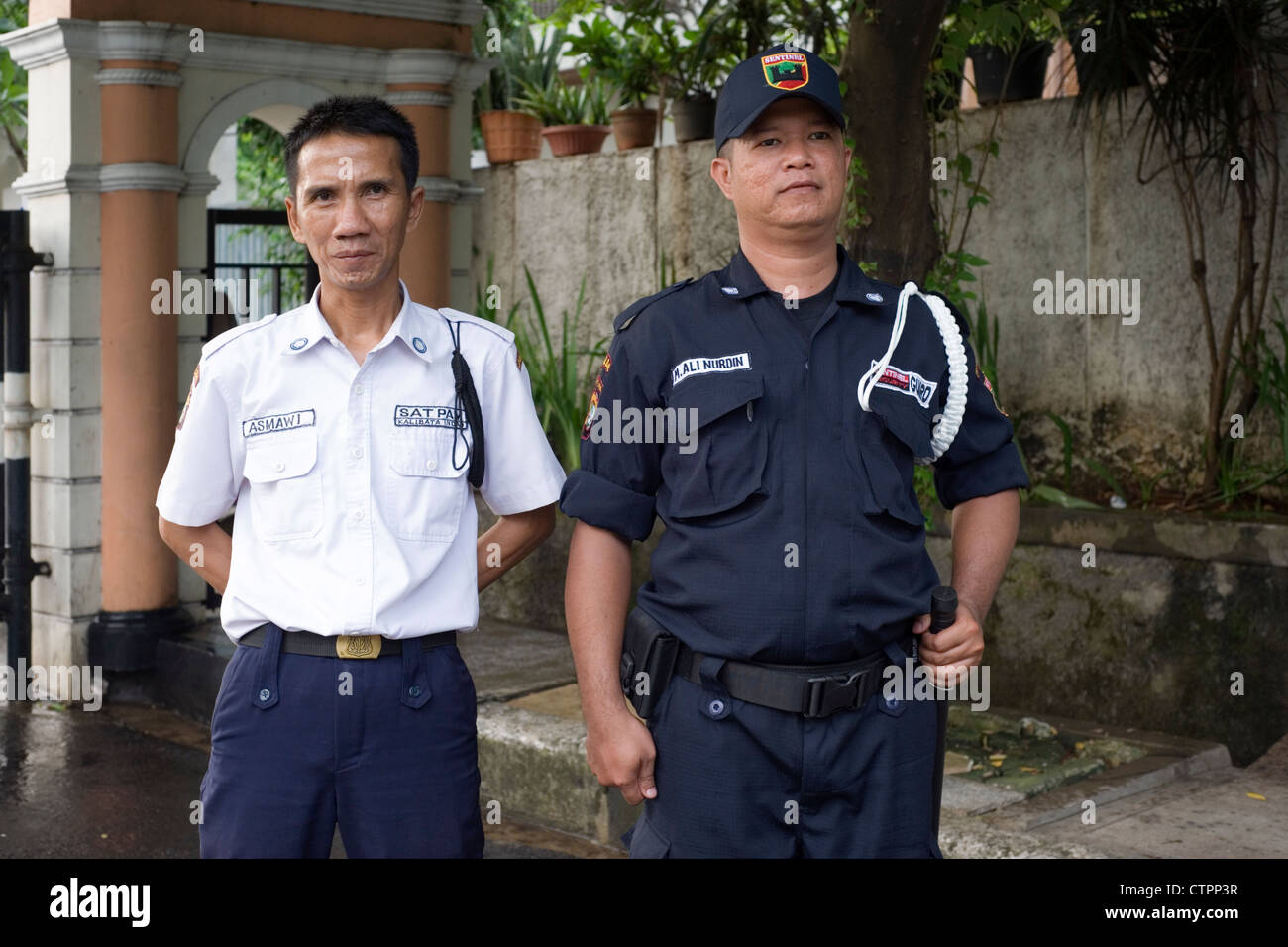 Private le guardie di sicurezza in servizio presso un esclusivo complesso residenziale jakarta indonesia Foto Stock