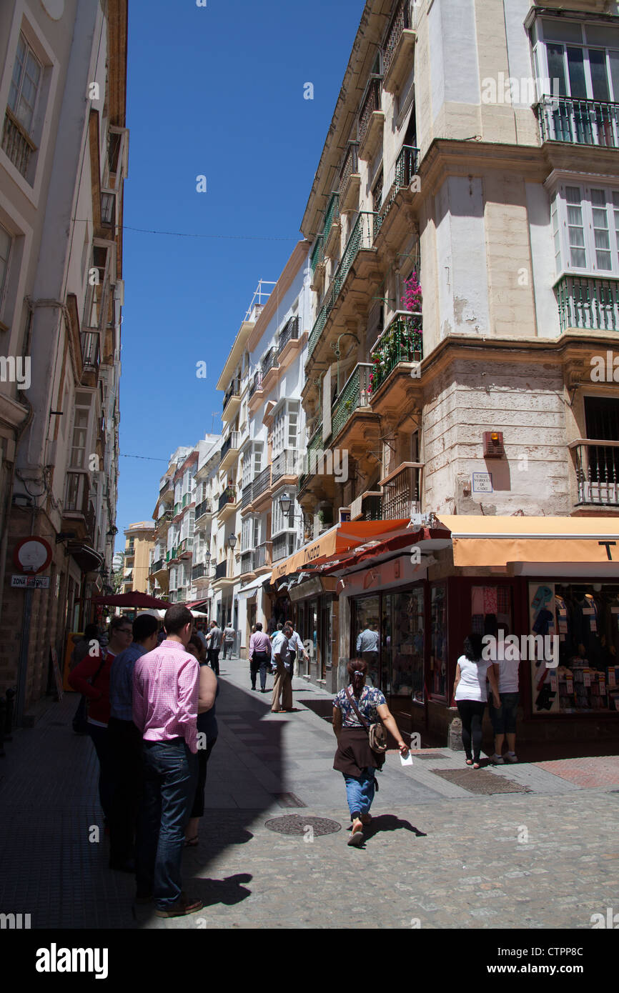 Città di Cadiz, Spagna. Vista pittoresca di negozi in corrispondenza della giunzione di Calle Pelota e Calle Marques de Cadiz. Foto Stock