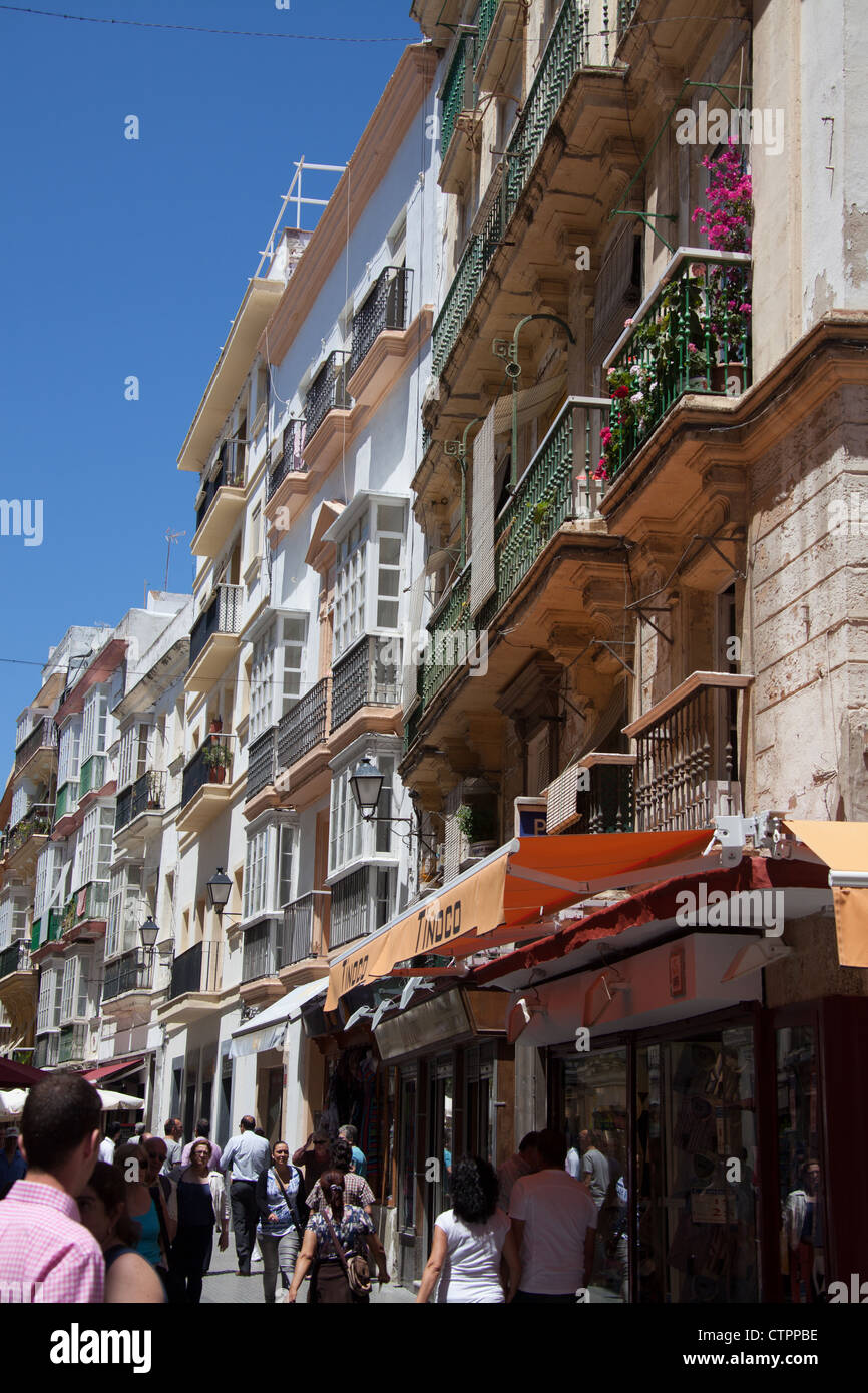 Città di Cadiz, Spagna. Vista pittoresca di negozi in corrispondenza della giunzione di Calle Pelota e Calle Marques de Cadiz. Foto Stock