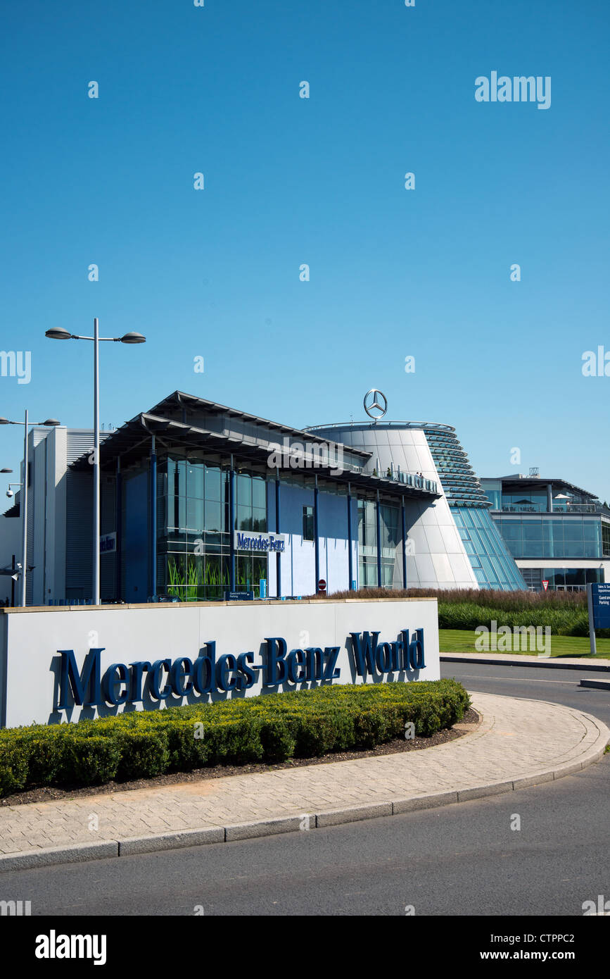 Mercedes-Benz World. Brooklands, Weybridge, Surrey, England, Regno Unito Foto Stock