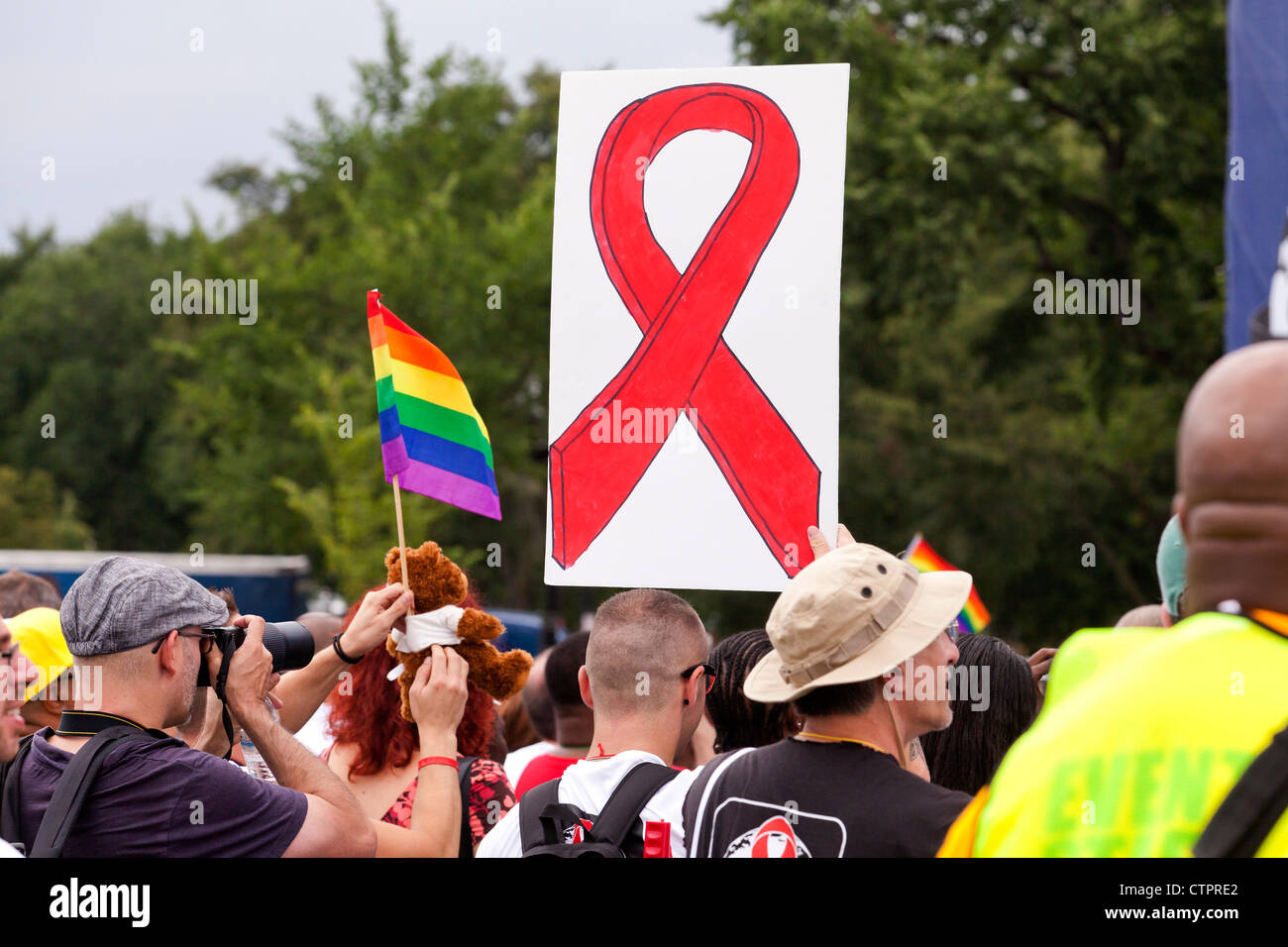 Un uomo con un HIV AIDS awareness ribbon segno - Luglio 22, 2012, Washington DC, Stati Uniti d'America Foto Stock