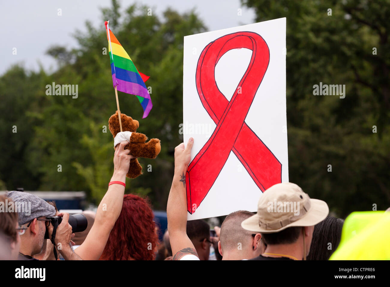 Un uomo con un HIV AIDS awareness ribbon segno - Luglio 22, 2012, Washington DC, Stati Uniti d'America Foto Stock