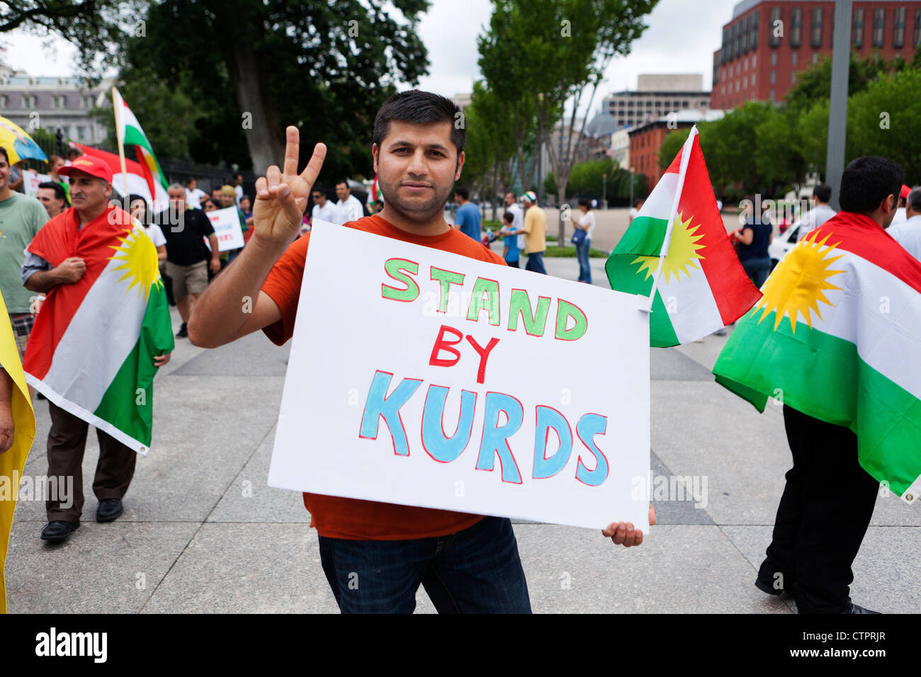 Un Americano curdo lampeggia un segno di pace di fronte alla Casa Bianca Foto Stock