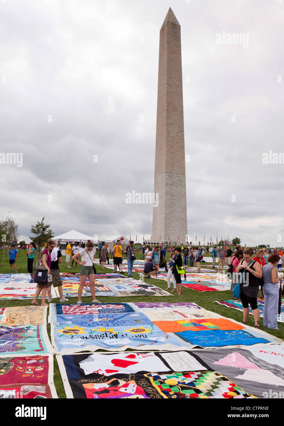 AIDS Memorial Quilt pannelli sono messe in mostra sul Mall per contrassegnare il venticinquesimo anniversario della sua fondazione - Luglio 22, 2012, Washington DC, Stati Uniti d'America Foto Stock