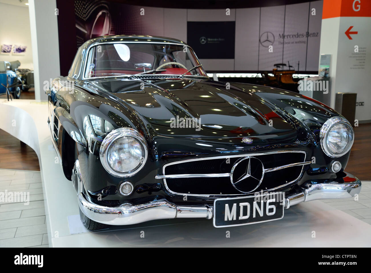 Mercedes-Benz World, Brooklands, Weybridge, Surrey, England, Regno Unito Foto Stock