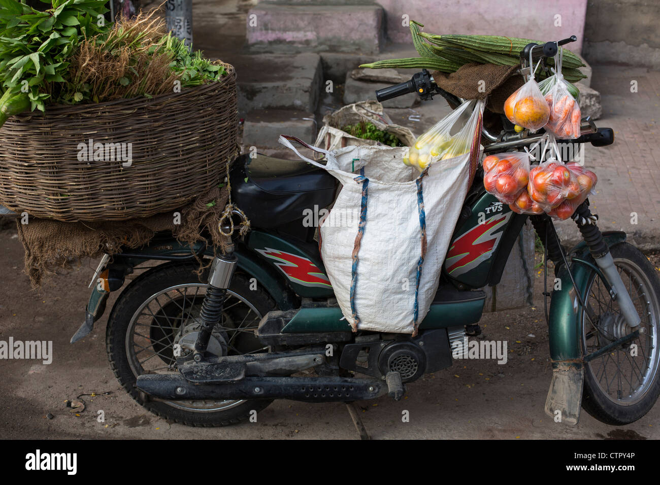 Verdure su moto in vendita in Hyderabad, India Foto Stock