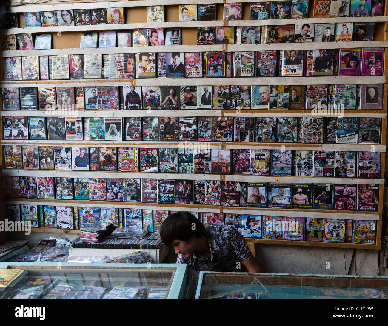Venditore di dvd, Sheikh Mansur mercato, Dushanbe, Tagikistan Foto Stock