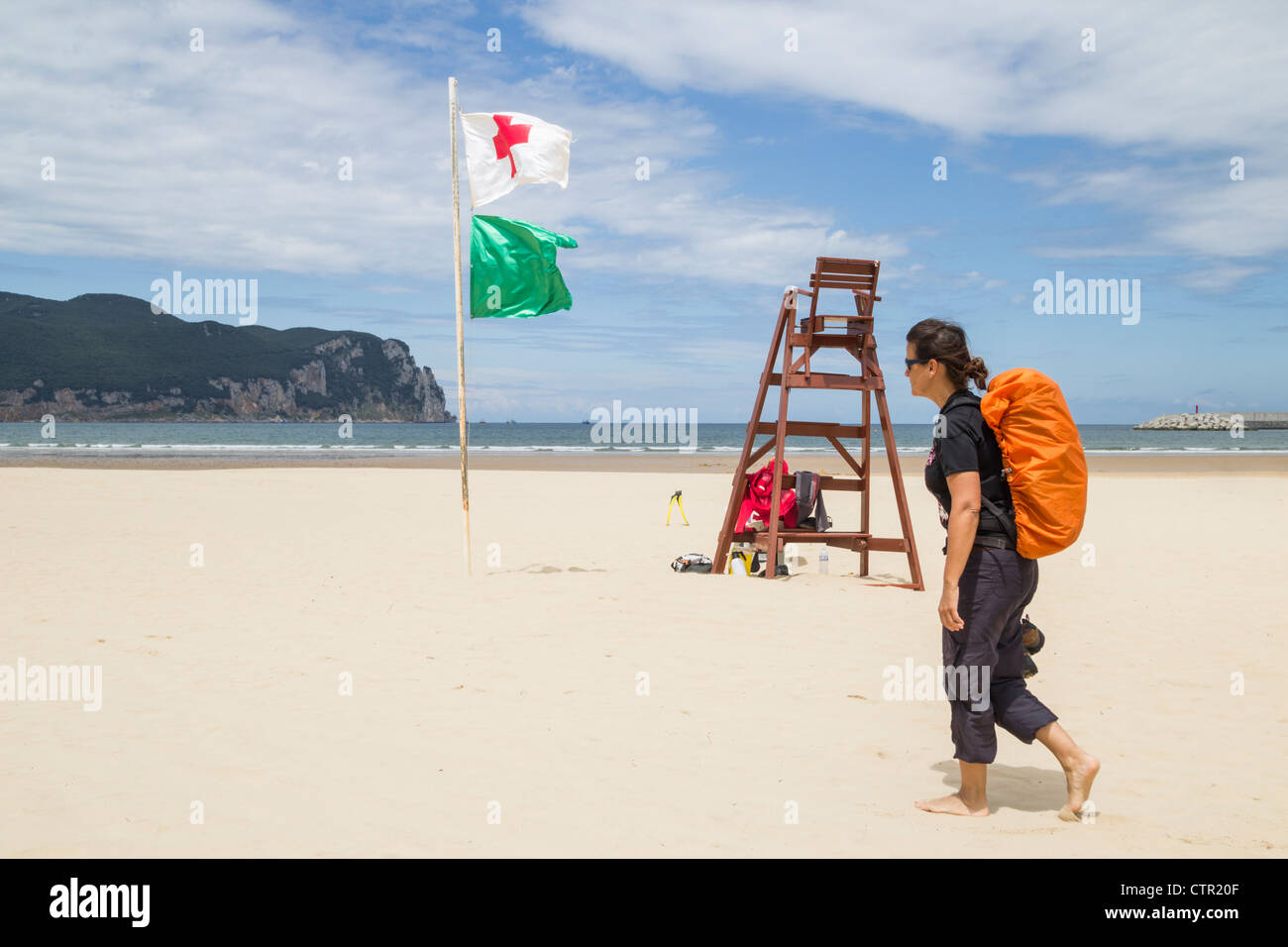 Escursionista femmina sul tratto del Camino de Santiago per la Salve beach in Ladero vicino a Santander, Cantabria, SPAGNA Foto Stock