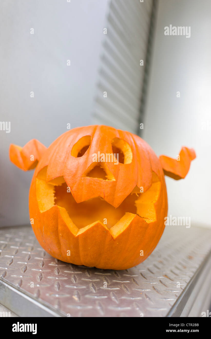 Jack-O-Lantern su un portico di acciaio passo, Anchorage in Alaska,, Autunno Foto Stock