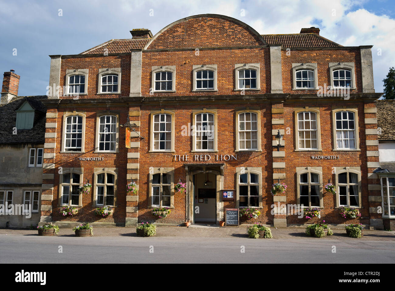 La facciata anteriore del Red Lion Inn di Lacock Wiltshire, Inghilterra UK UE Foto Stock