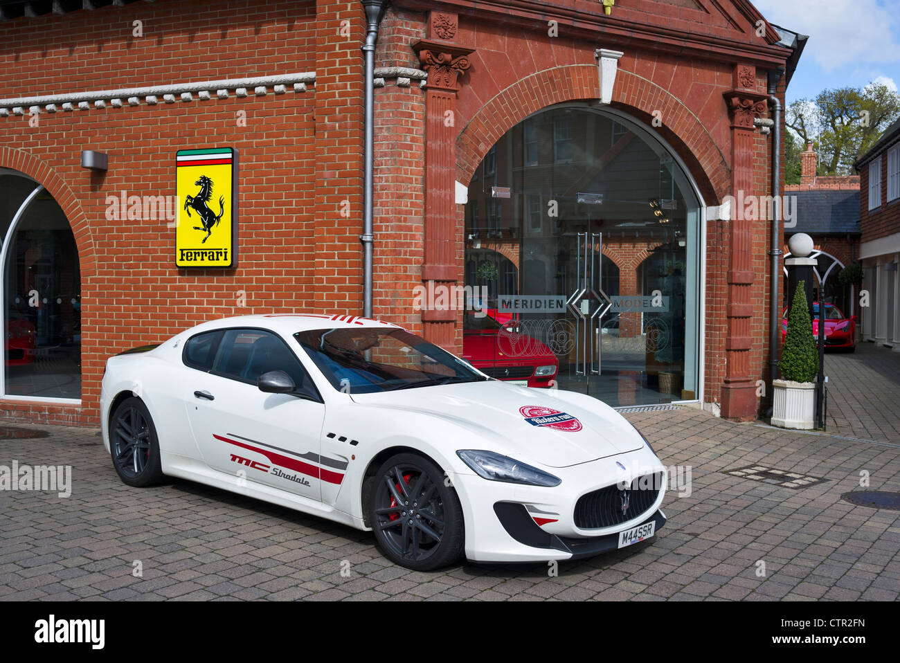 Maserati Stradale versione sportiva della berlina di lusso al di fuori di concessionaria in Lyndhurst Regno Unito Foto Stock