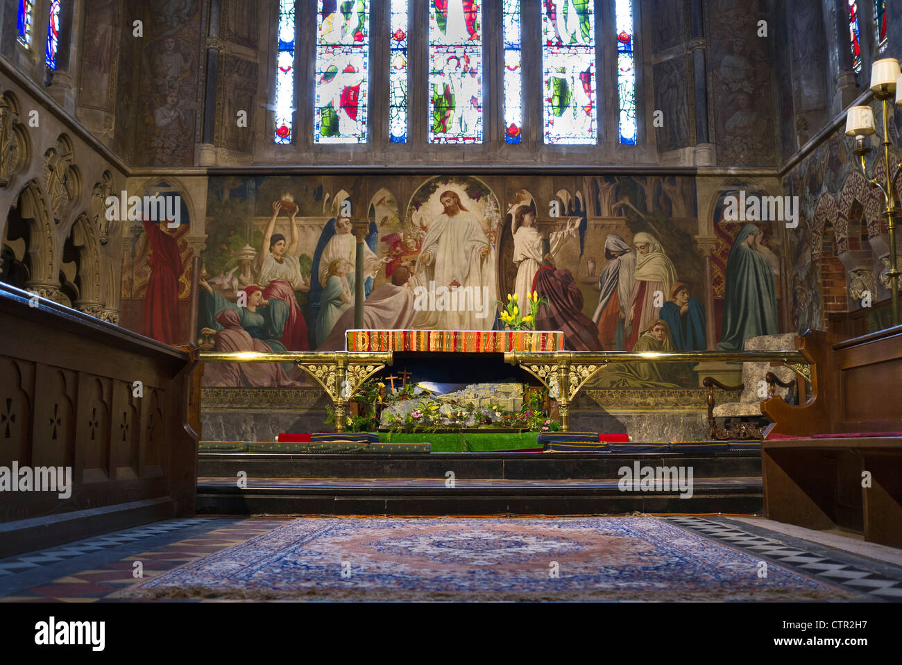Interno e altare all'interno di San Michele e Tutti gli Angeli chiesa a Lyndhurst Hampshire Inghilterra UK UE Foto Stock