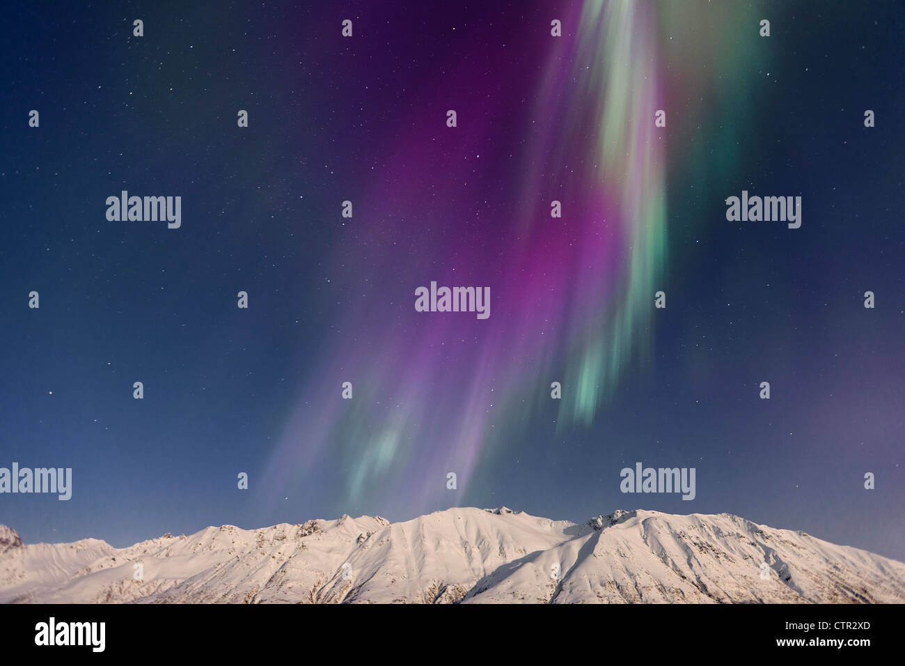Luci del nord (aurora boreale) Big Dipper (Ursula Major) su montagne Talkeetna in Hatcher Pass su chiara e fredda notte invernale Foto Stock