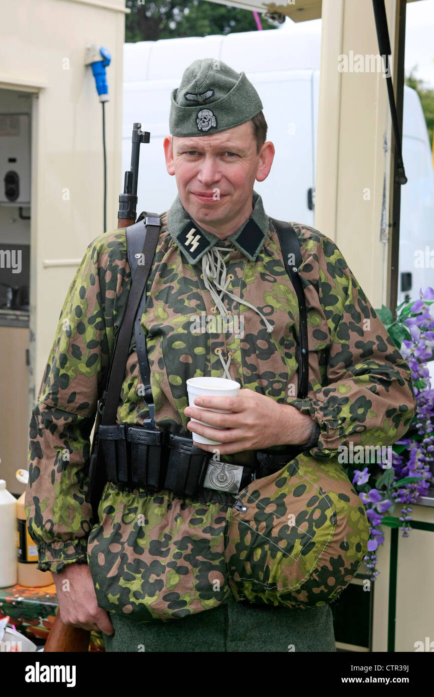 Ri-enactor vestito in un Waffen-SS unifomr afferra una tazza di tè prima  della battaglia finale Foto stock - Alamy