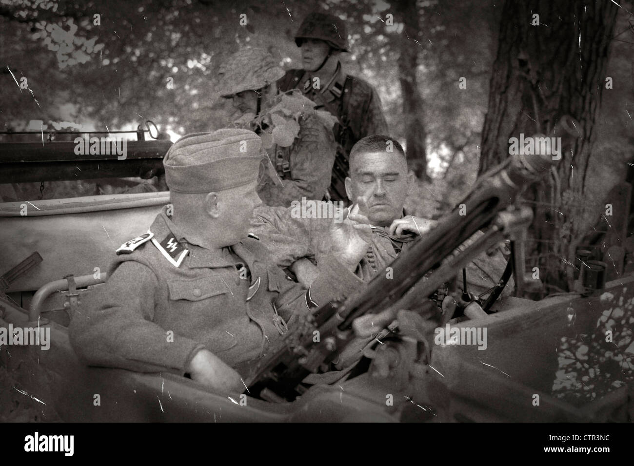 B/W immagine di due Waffen-SS di NCO Foto Stock
