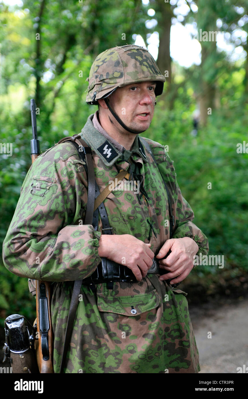 Actor dressed waffen ss soldier ww2 immagini e fotografie stock ad alta ...