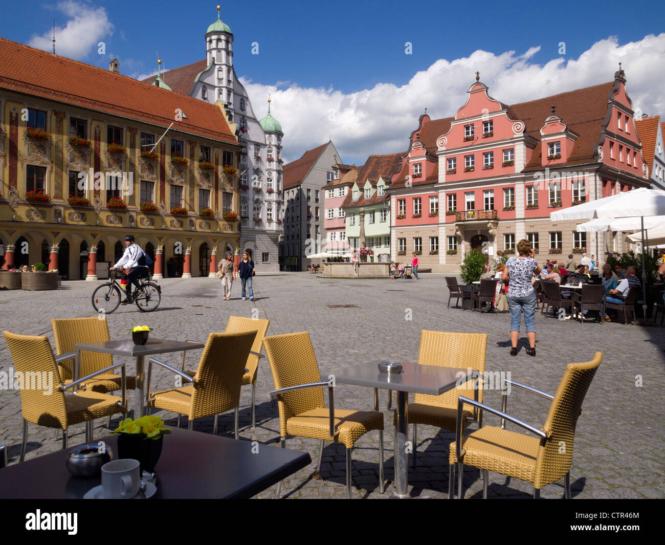 Street café in Marketplatz con Grosszunft e palazzi del municipio di Memmingen city centre, Baviera, Germania, Europa Foto Stock