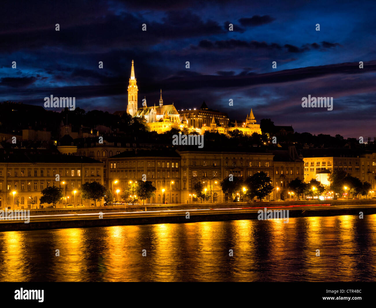 Vista notturna della chiesa di Mattia (Mátyás-templom) e il bastione dei pescatori a Budapest, Ungheria, Europa orientale Foto Stock