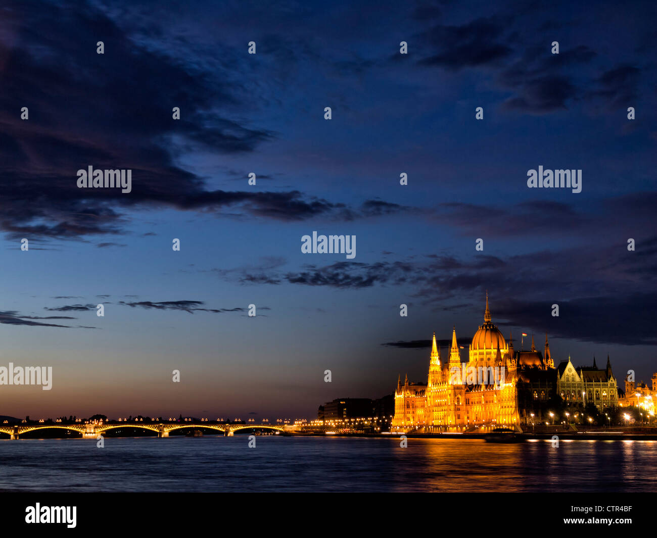 Vista notturna del parlamento ungherese edificio in Budapest, Ungheria, Europa orientale Foto Stock