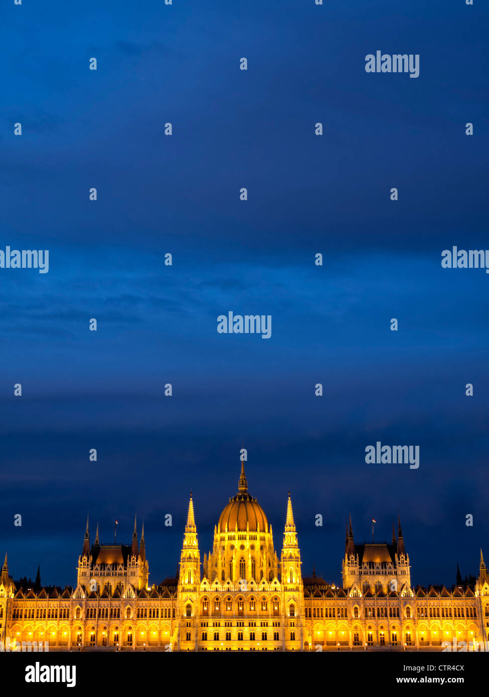 Vista notturna del parlamento ungherese edificio in Budapest, Ungheria, Europa orientale Foto Stock