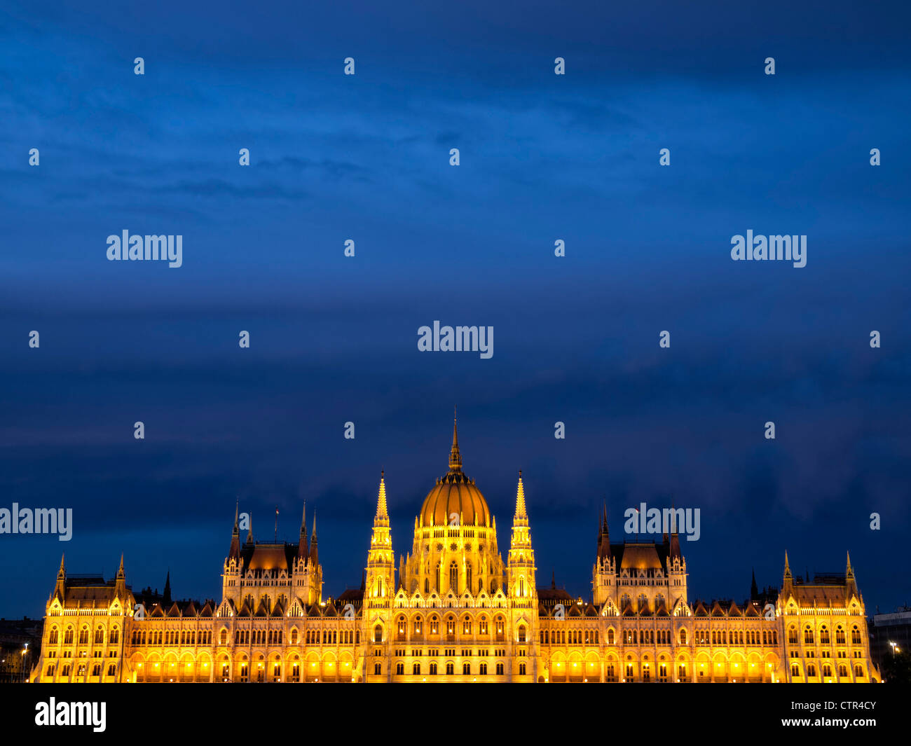 Vista notturna del parlamento ungherese edificio in Budapest, Ungheria, Europa orientale Foto Stock
