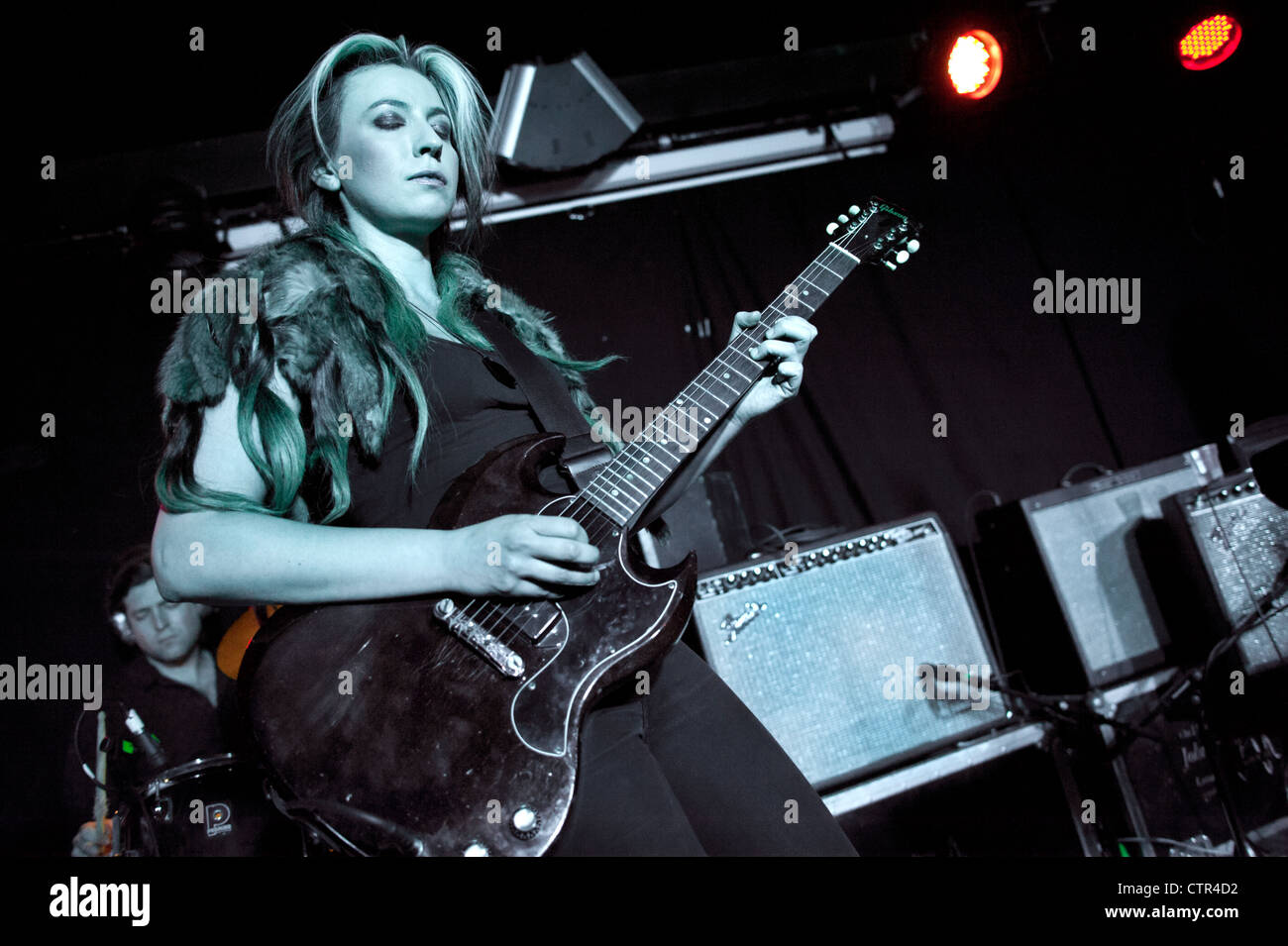 Charlotte Hatherley con la sua band Sylver linguetta live a Wolverhampton Slade camere, 20 Luglio 2012 Foto Stock