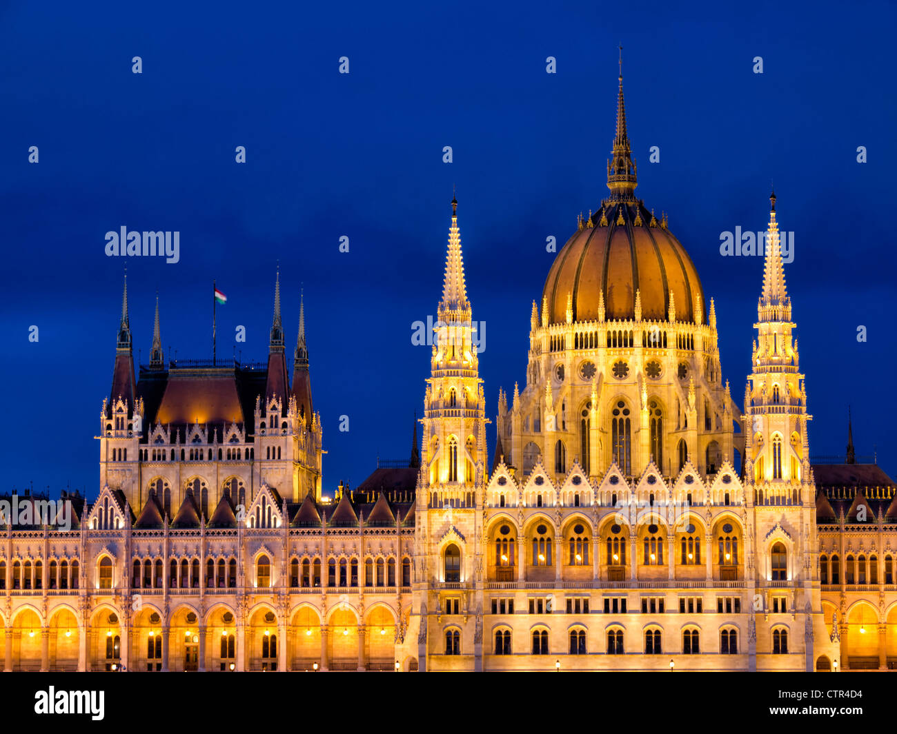 Vista notturna del parlamento ungherese edificio in Budapest, Ungheria, Europa orientale Foto Stock