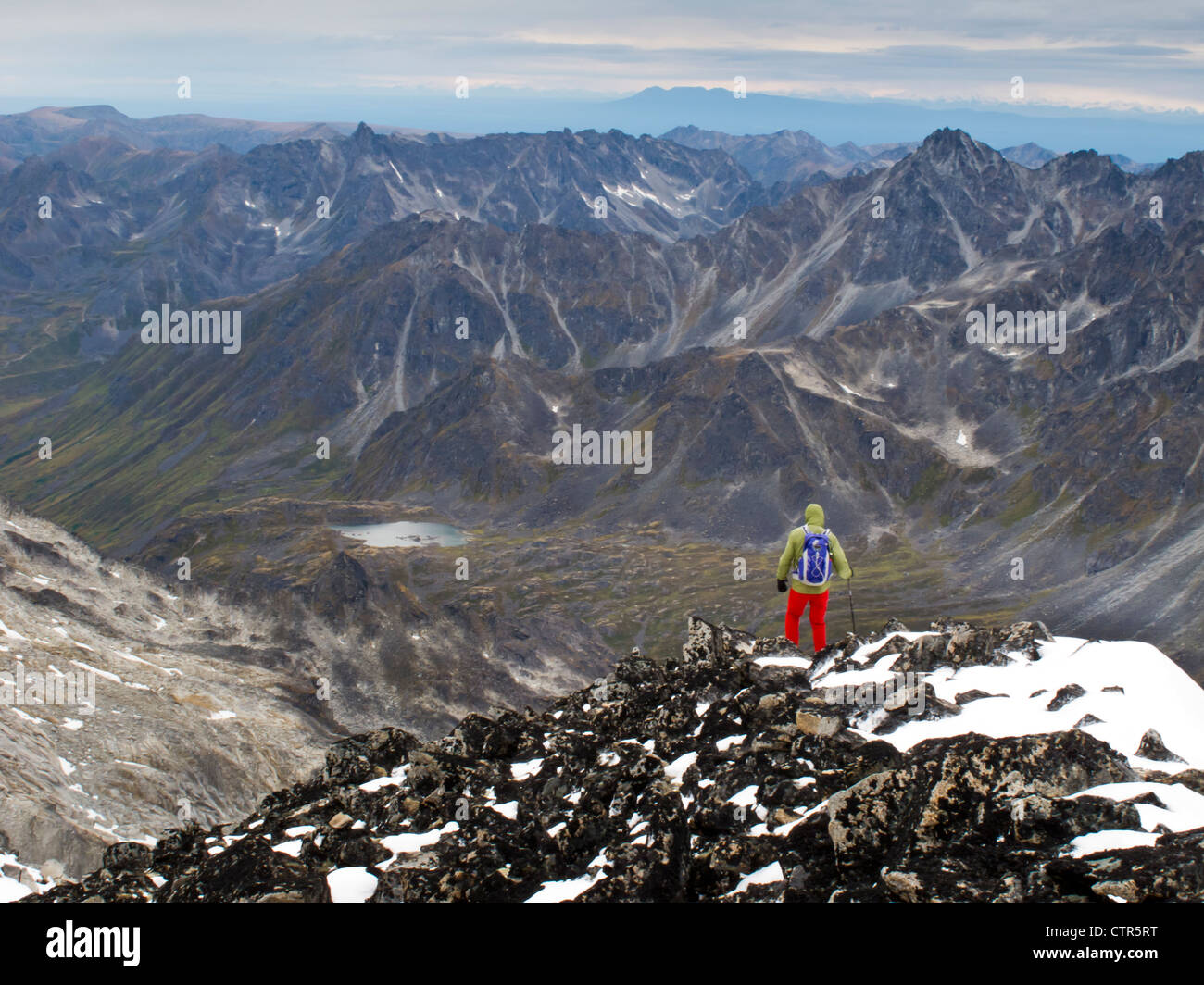 Escursionismo uomo vicino alla vetta del Picco di lince, Talkeetna montagne, Hatcher Pass, centromeridionale Alaska, Autunno Foto Stock
