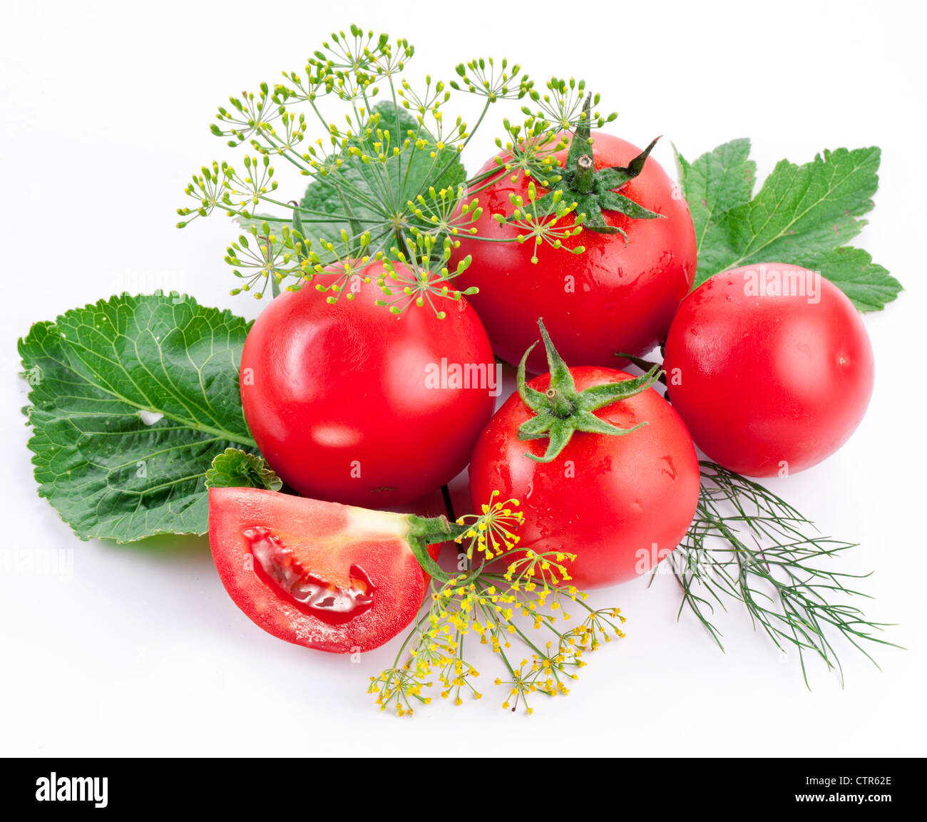Pomodori, cucinati con erbe per la conservazione su uno sfondo bianco. Foto Stock