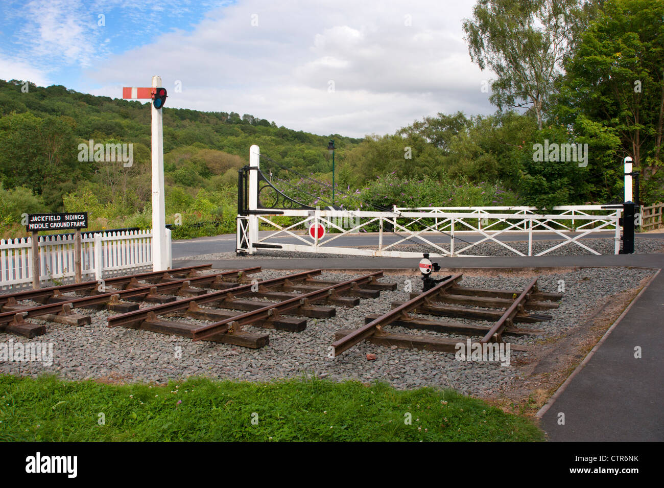 Ripristinato il binario ferroviario, il segnale e i cancelli a Jackfield, Ironbridge Sito Patrimonio Mondiale, Shropshire Foto Stock