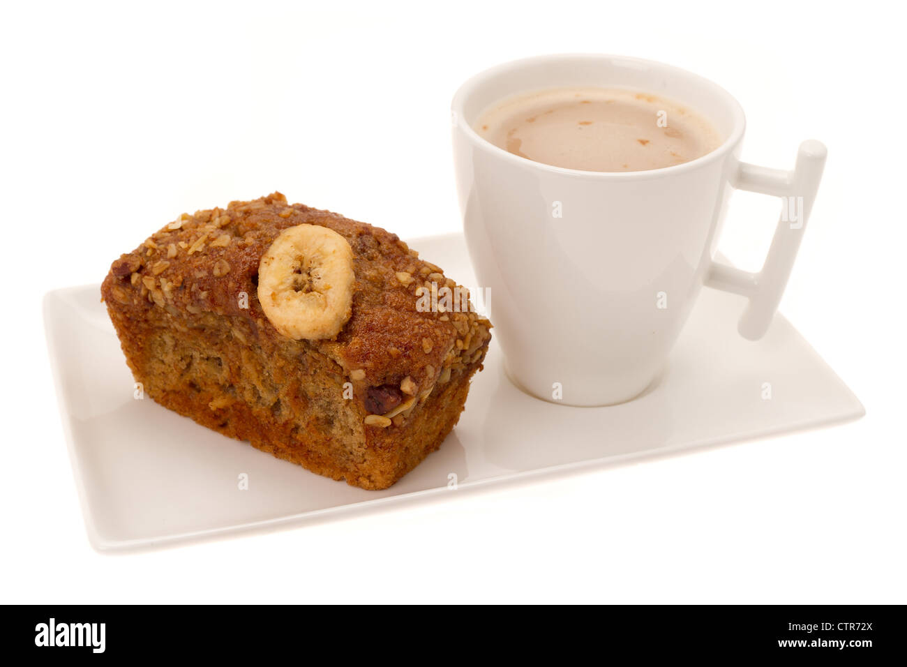 Caffè e pane alla banana su una piastra bianca - studio shot con uno sfondo bianco Foto Stock