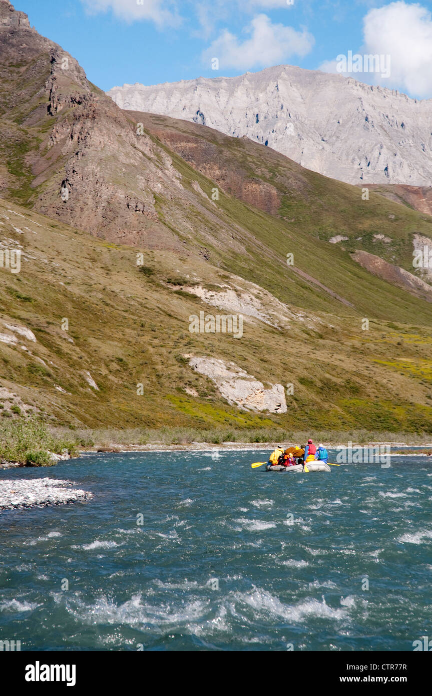 Persone rafting sulla forcella di palude del fiume di inscatolamento del Brooks Range, Arctic National Wildlife Refuge, Alaska, estate Foto Stock