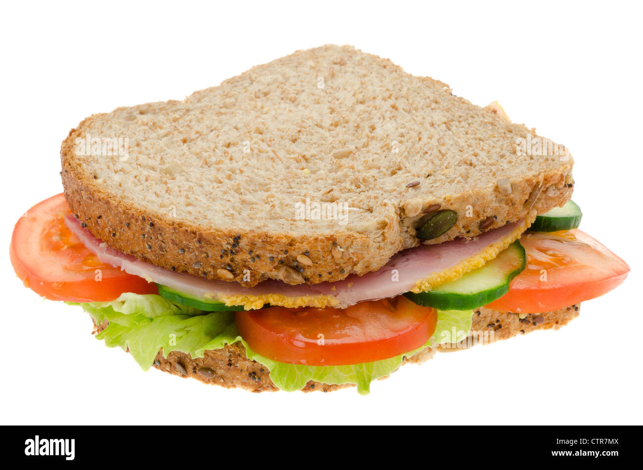 Prosciutto di fresche insalate e sandwich con pane granaio - studio shot con uno sfondo bianco Foto Stock