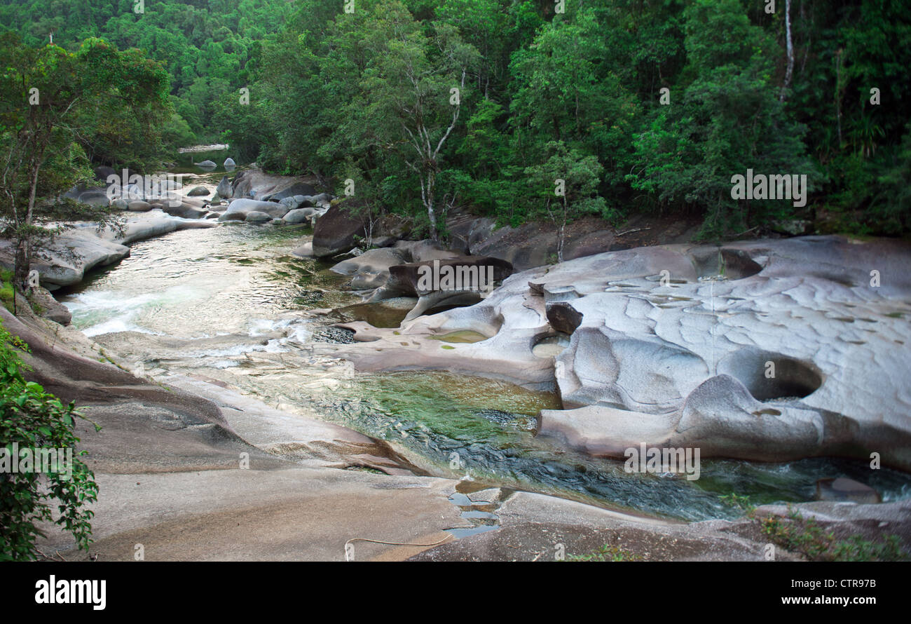 Rocce di granito di 'massi' sito naturale di Babinda Creek in regioni tropicali umide del Queensland del Nord vicino al villaggio di Babinda Foto Stock