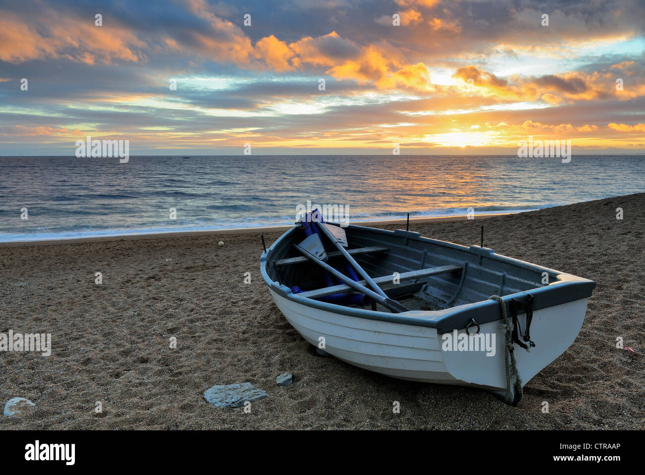 Barca a remi al tramonto, Burton Bradstock, Dorset, Foto Stock