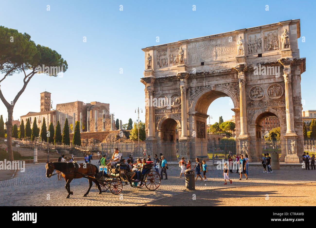 Constantin's Arch vicino al Colosseo a Roma, Italia Foto Stock