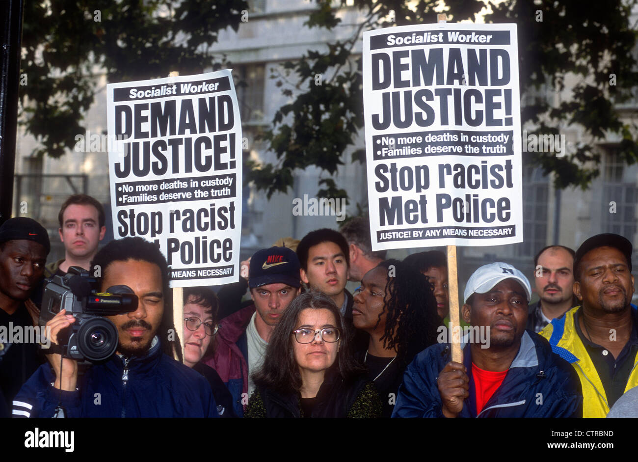 Demo e processione in memoria di coloro che sono morti sotto la custodia della polizia penitenziaria, o ospedale psichiatrico, Londra, Regno Unito. Il 27 ottobre 2001. Foto Stock