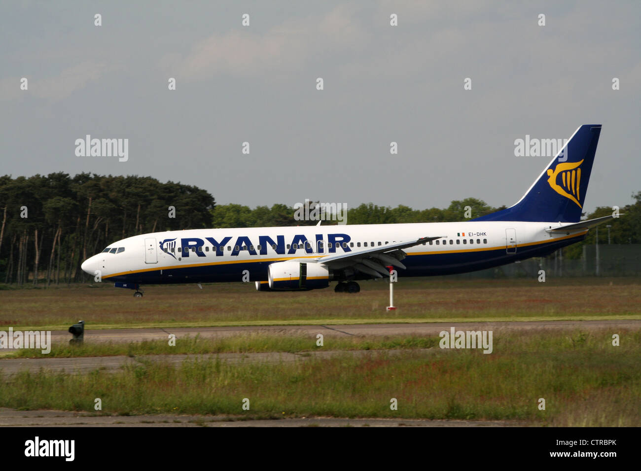 Ryanair boeing 737 in atterraggio a Dusseldorf-weeze airport Foto Stock